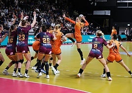 Eszter Ogonovszky lanza a portería en el Palais des Sports JM Geoffroy.