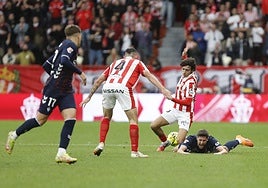 Un jugador del Eibar reclama una falta de un futbolista del Sporting, ayer en El Molinón.