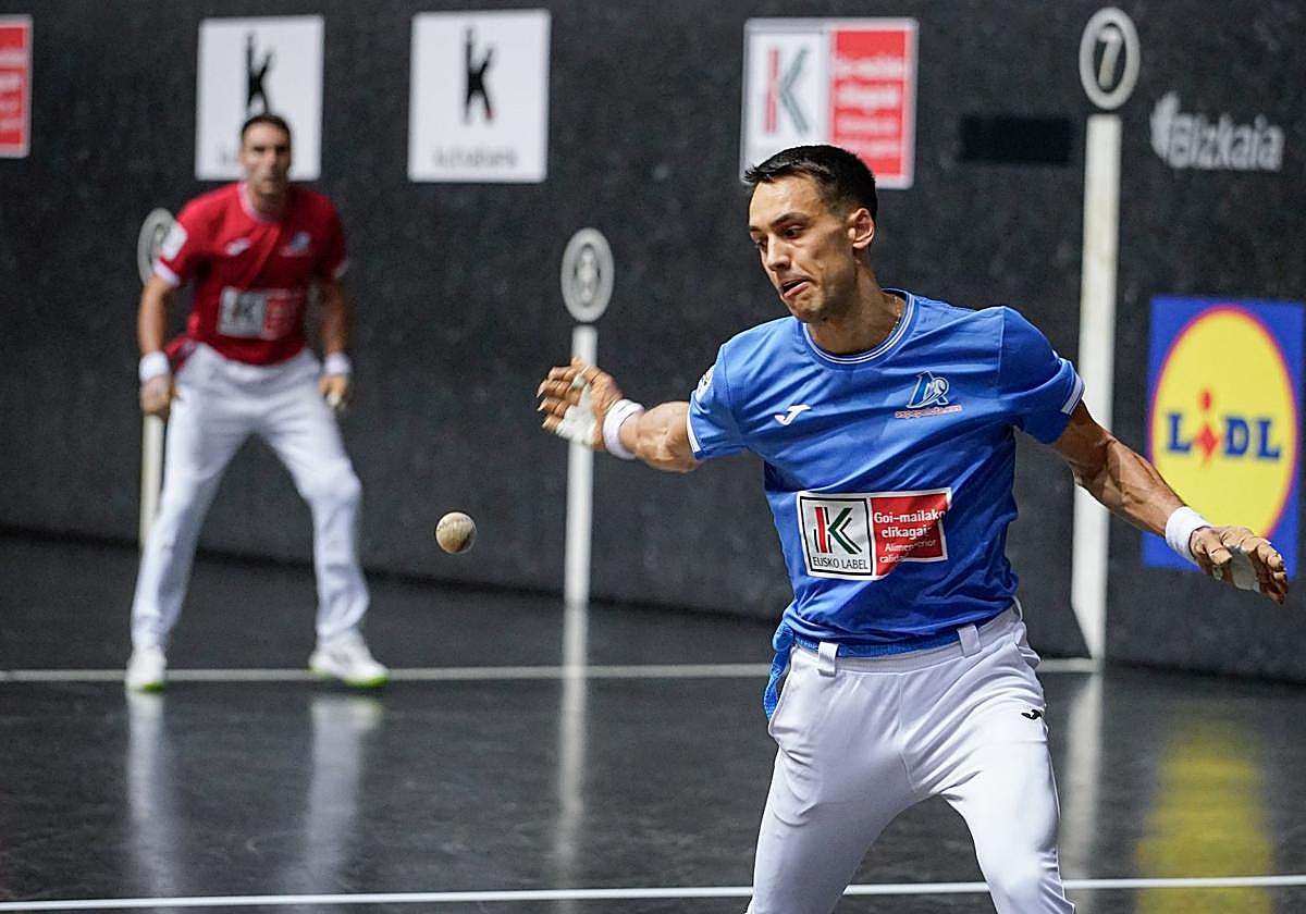 Zabala se dispone a golpear la pelota en la final de este domingo en Bilbao.