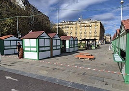La ciudad se prepara ya para la Navidad. Desde hace unos días, en la plaza Ramón Labayen se han comenzado a instalar las casetas del mercado de este año. Son de un modelo distinto al que se han venido utilizando hasta ahora, de color blanco y verde. En esta zona se colocarán 34 puestos, de los que 13 serán de gastronomía, mientras que en el paseo de Francia irán 37.