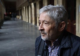 Luis Castells, en la plaza de la Constitución en la que estaba la librería Lagun en la que trabajó de empleado.