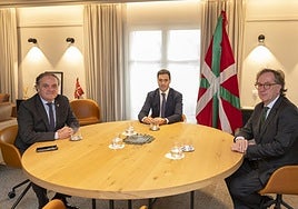 El lehendakari, Imanol Pradales, flanqueado por Jokin Aperribay, presidente de Sapa, a la izquierda de la imagen, e Ibon Aperribay, vicepresidente de la compañía, a la derecha.