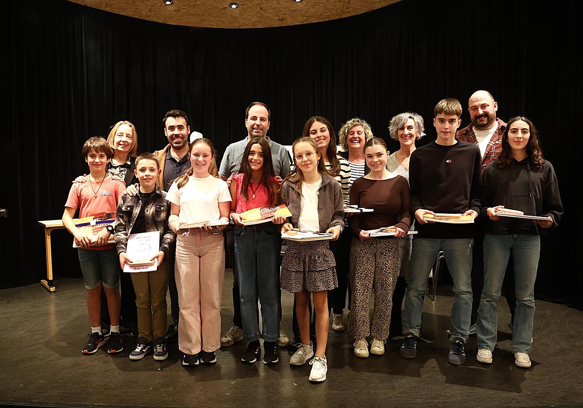 Representantes municipales con los premiados de este año del concurso de cuentos Martín Ugalde.