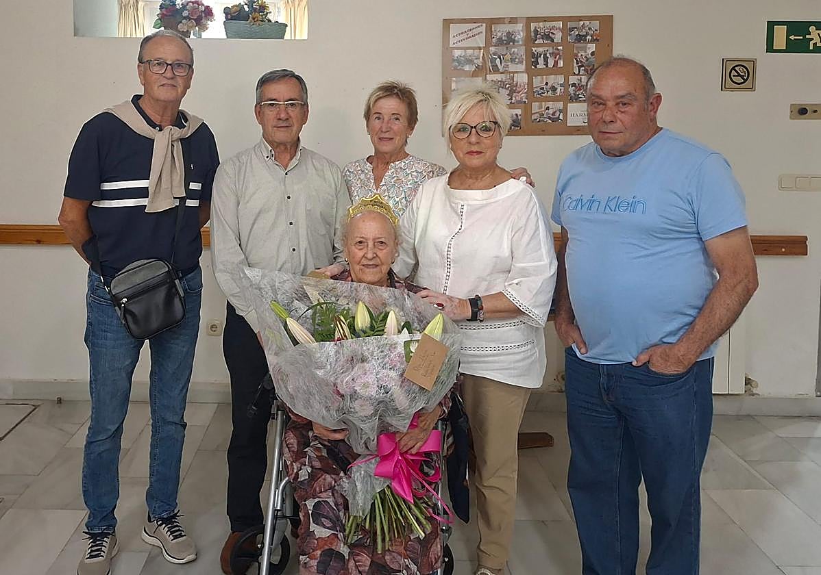 Pepi Elvira rodeada de los directivos de Aiton Amonen Aterpea que acudieron a felicitarla.