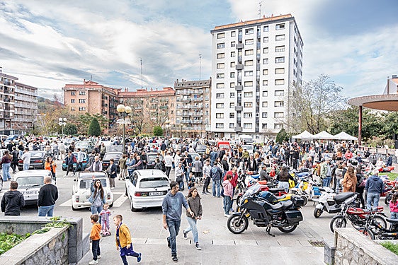 Los vehículos clásicos, coches y motos, fueron los protagonistas en la jornada organizada por Clasicox en la localidad.