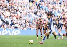 Nerea Eizagirre lanza el penalti para poner el empate.