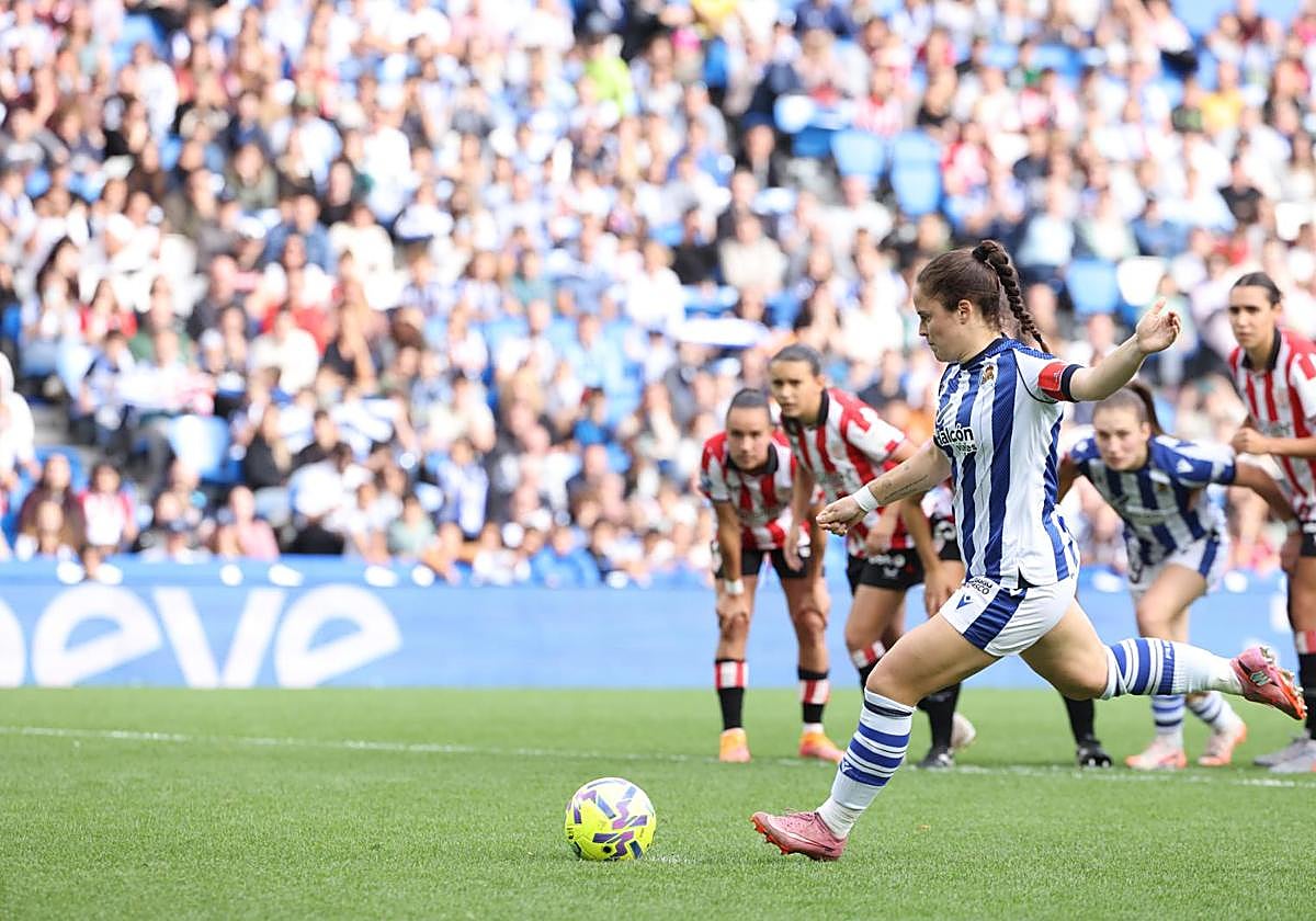 Nerea Eizagirre lanza el penalti para poner el empate.