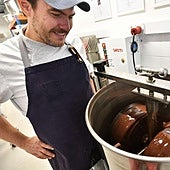 Pablo Ibarretxe supervisa el proceso de elaboración de chocolate en Lurka.