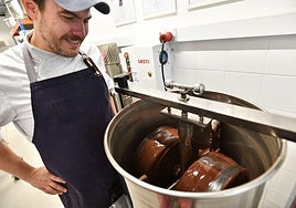 Pablo Ibarretxe supervisa el proceso de elaboración de chocolate en Lurka.