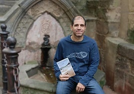 Kepa Iribar, 'Erleen azken ziztada' (Erein) liburua eskuan duela.