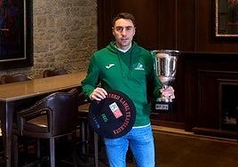 Peio Etxeberria con la txapela de campeón del Cuatro y Medio y el trofeo en el Castillo de Gorráiz