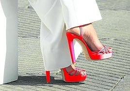 Los zapatos de color rojo vuelven a se protagonistas este mes en Lezo como resultado de su simbolismo.
