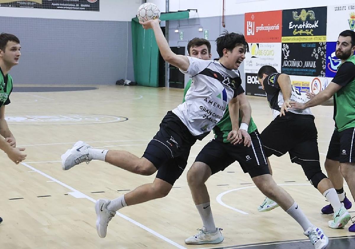 Joel Baltasar se prepara para lanzar contra el Beti-Onak en el Aritzbatalde.