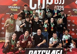 Zarauztar lehiakideak sariak jaso ondoren pozik.