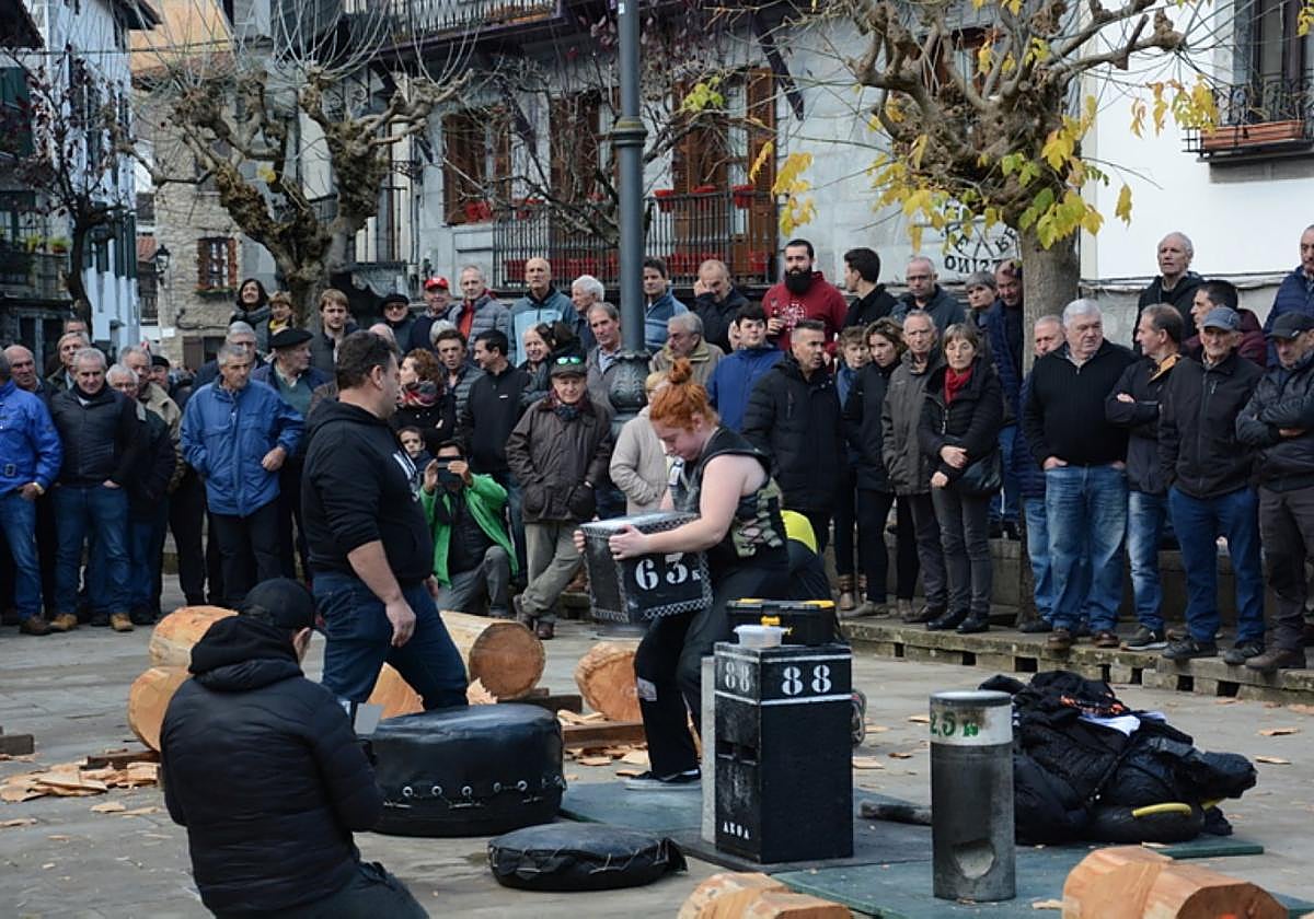 Exhibición de herri kirolak, en la Plaza Zaharra este jueves.