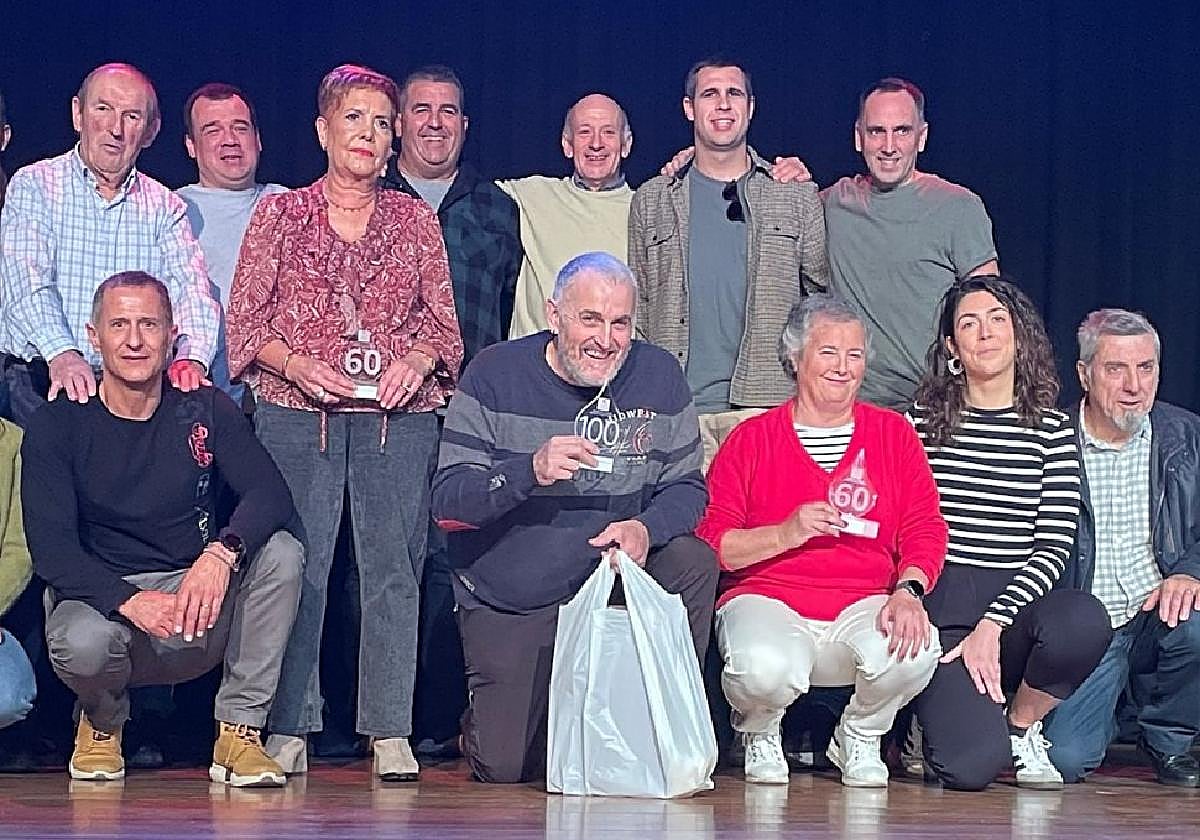Las personas homenajeadas junto a miembros de la asociación de donantes y representación municipal.
