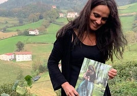 Elena Arrese, con su cuento, posa en el entorno de Altzo que inspira el relato y la ilustraciones.
