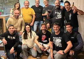 Grupo de participantes en el campeonato de futbolín de Ozkarbi Elkartea que se llevaron Gaizka y Oxel.