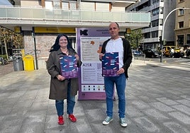 Sara del Río, técnica de Igualdad, y el alcalde Igor Enparan presentaron en Martxoak 8 plaza las actividades en torno al 25-N.