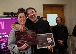 La concejala Estitxu Urtizberea y el cocinero Gorka Irisarri, contentos con el segundo puesto.