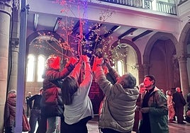 Los integrantes del foro creando su particular 'árbol de los deseos' durante su presentación pública de marzo.