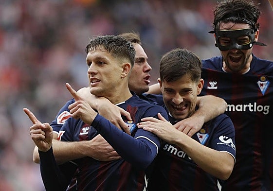 José Corpas anotó el tanto del Eibar tras una jugada colectiva en la que dieron hasta 16 toques, iniciada por Magunagoitia hasta marcar.