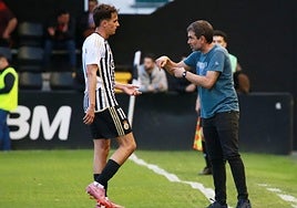 Tellechea y Ramsés Gil en una conversación durante el encuentro del domingo contra la SD Logroñés.