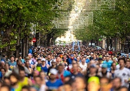 Multitudinario. Atletas, a su pasopor la calle Urbieta en el maratón de San Sebastián.