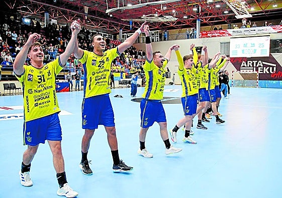 Jugadores y entrenadores del Irudek Bidasoa Irun celebran con sus aficionados la gran victoria europea de anoche.