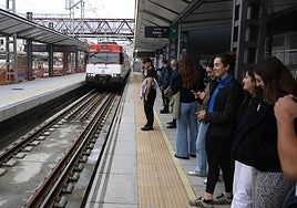 Varios usuarios esperan al tren en la estación de Atotxa.