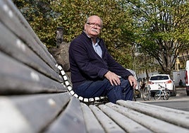 José Manuel Bujanda, sentado en un banco de un parque de Donostia.