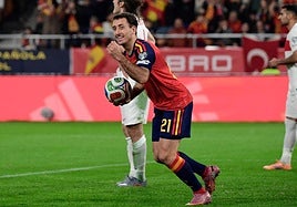 Oyarzabal celebra el tanto que supuso el 2-2.