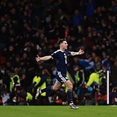 Tierney celebra el gol que mete a Escocia en el Mundial 2026.