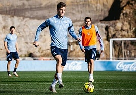 Sucic se dispone a controlar un balón este martes en Zubieta.