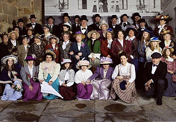 Imagen de los ormaiztegiarras con sus atuendos del Día Elegante el pasado año en una foto grupal tomada durante la celebración.