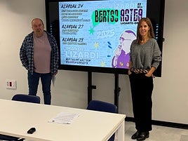 El representante de Earra! bertso eskola, Joxe Krutz Labaka, y la concejal de Euskera, Estitxu Alkorta.