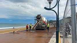 Operarios trabajando en la nueva pavimentación del malecón que será de hormigón impreso rojizo.