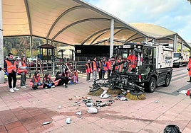 Los estudiantes participaron el lunes en la primera jornada de la campaña lanzada por el Ayuntamiento.
