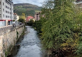 El río Urola cruza Azpeitia de extremo a extremo.