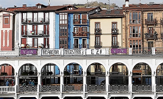 Cartel contra la violencia machista colocada en la terraza del Tinglado de Tolosa con motivo del 25-N.