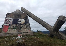 La cruz cortada por la raíz con el mensaje 'Xake mate Borbon'.