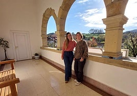 La delegada Sandra Caballero y la directora del euskaltegi, Miren Tolosa, este martes.