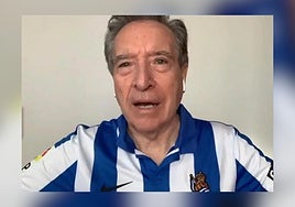 Iñaki Gabilondo vestido con la camiseta de la Real Sociedad.