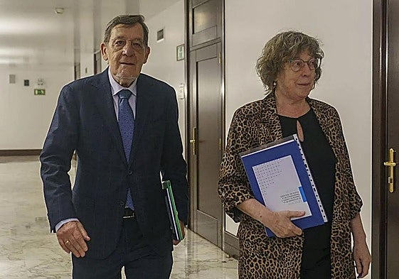 El presidente de la comisión, Juan Luis Ibarra, y la vocal Miren Ortubay han comparecido este lunes en el Parlamento Vasco.