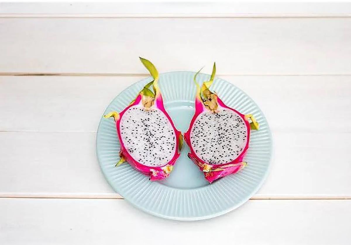 La fruta del dragón proviene de un cactus y sus semillas recuerdan a las del kiwi.