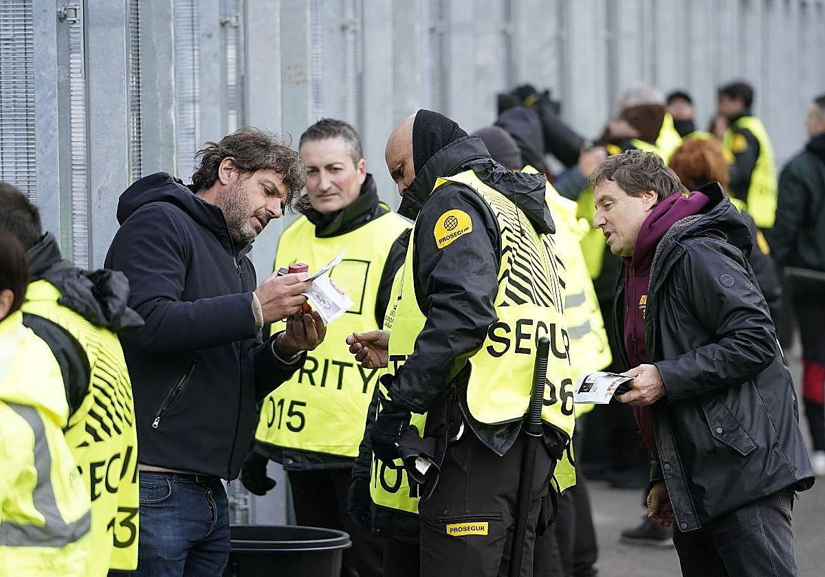 Vigilantes de seguridad de Prosegur en el control de accesos de un partido en San Mamés.