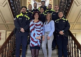 Sonia López, en primer término y camisa azul, en una imagen de archivo tomada en el Ayuntamiento de Santurtzi.
