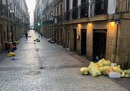 Ernesto, un vecino de la Parte Vieja, nos envía esta imagen para criticar la imagen con la que se desayunan todos los días los vecinos de este barrio: «Este es el aspecto de la Parte Vieja todas las mañanas. ¿Qué ha pasado? Nada», opina, «otro día más de hostelería desbocada. De verdad, ¿es necesario?», se pregunta.