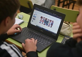 Altxa Burua y otros colectivos firman un comunicado cuestionando la jornada de infancia y tecnología que organiza el Parlamento.