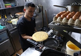 Un cocinero prepara una tortilla de patata en el bar Zabaleta de Gros.